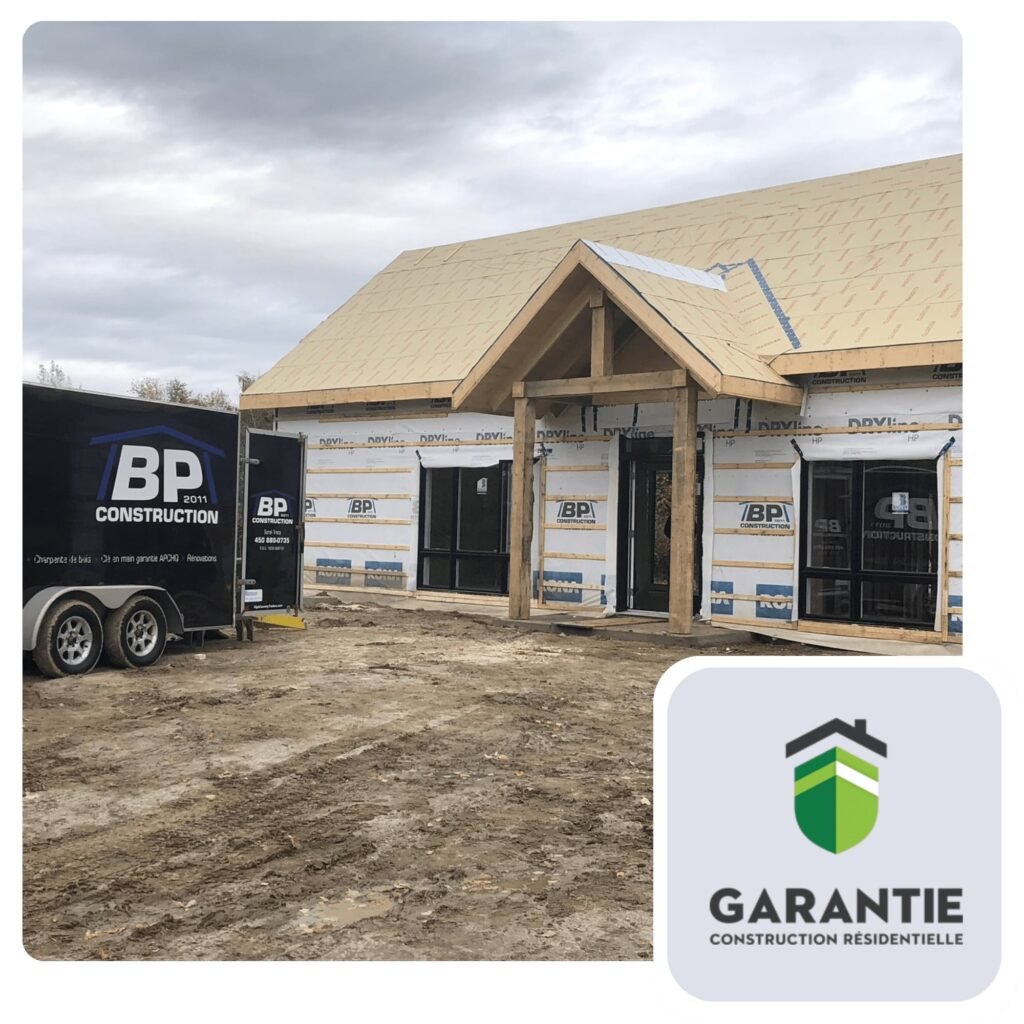 Chantier de maison neuve BP Construction, avec la remorque de l'entreprise