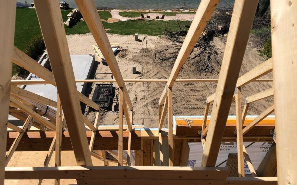 Érection des fermes de toit vue d'en haut